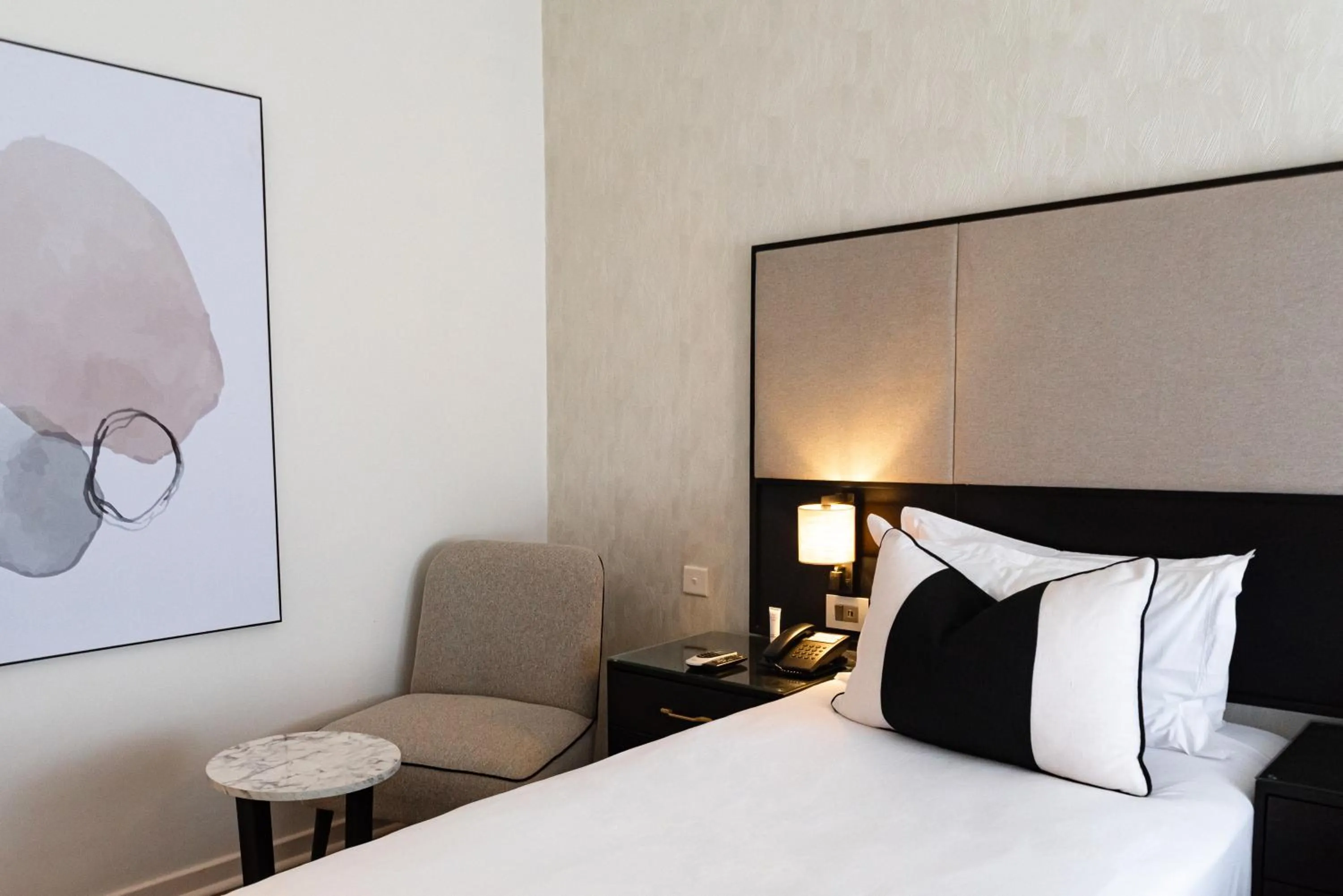 Seating area, Bed in Cresta Churchill Hotel