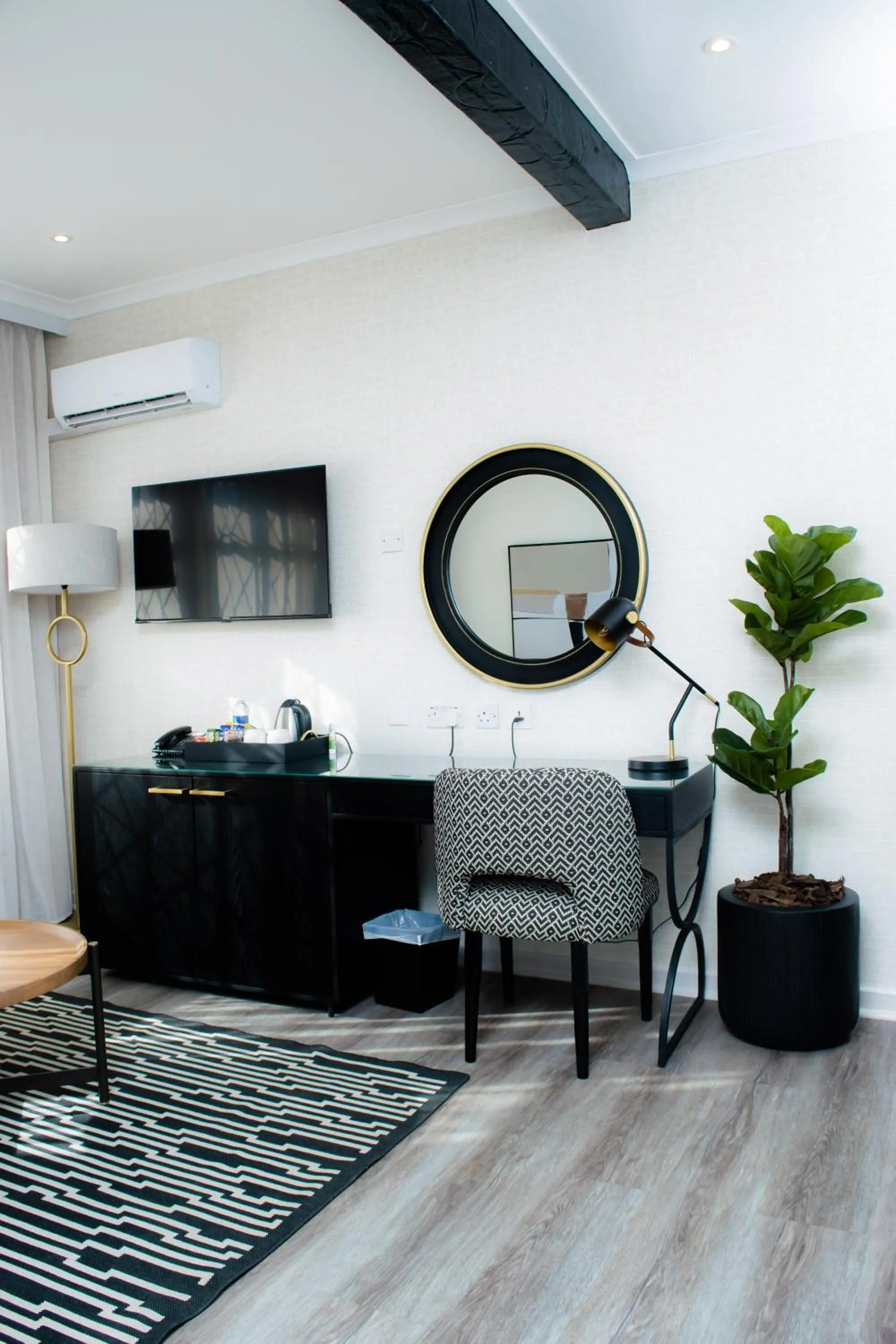 TV and multimedia in Cresta Churchill Hotel