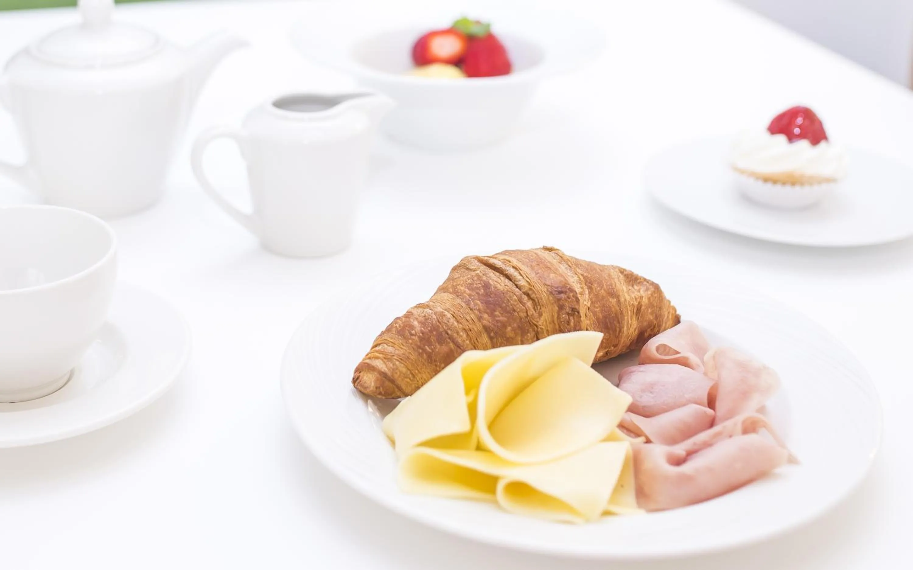 Breakfast in Somewhere - Estoril Guesthouse