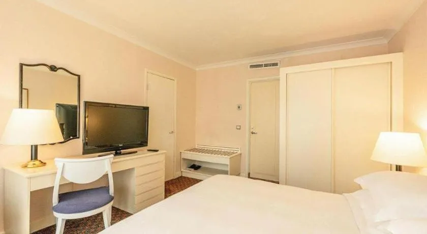 Bed in Grand Skylight Hotel Royal, Beijing