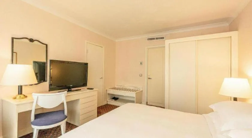 Bed in Grand Skylight Hotel Royal, Beijing