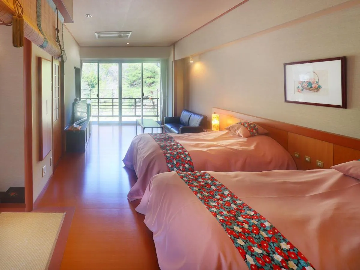 Photo of the whole room, Bed in Kinugawa Onsen Hana no Yado Matsuya