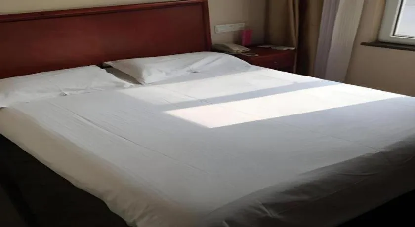 Bed in GreenTree Inn Rizhao Train Station