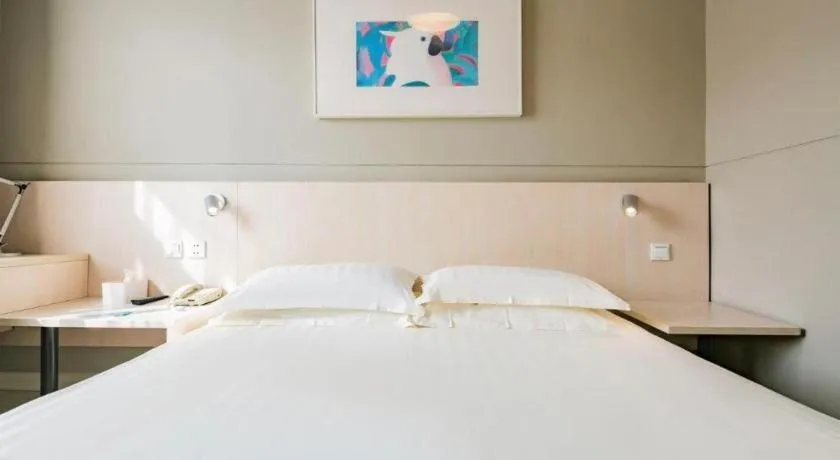 Bed in Jinjiang Inn Hangzhou Lin'an Qianwang Street