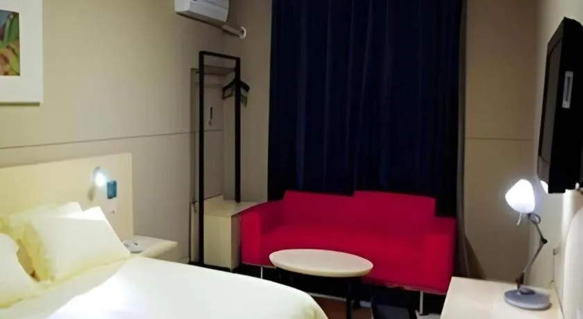 Bed in Jinjiang Inn Hangzhou Lin'an Qianwang Street