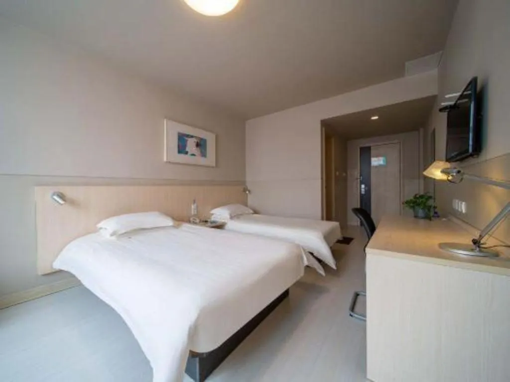 Bed in Jinjiang Inn Hangzhou Lin'an Qianwang Street