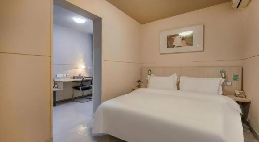 Bed in Jinjiang Inn Hangzhou Lin'an Qianwang Street