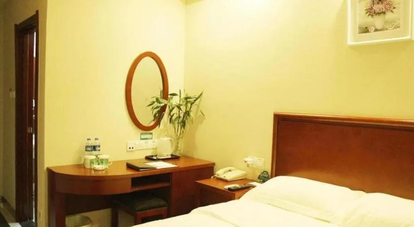 Bed in GreenTree Inn Guangdong Huizhou Chenjiang Intercity Rail Station Business Hotel