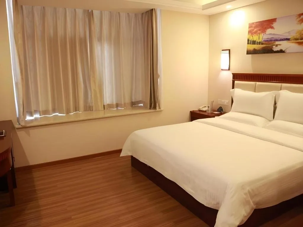 Bed in GreenTree Inn Guangdong Huizhou Chenjiang Intercity Rail Station Business Hotel