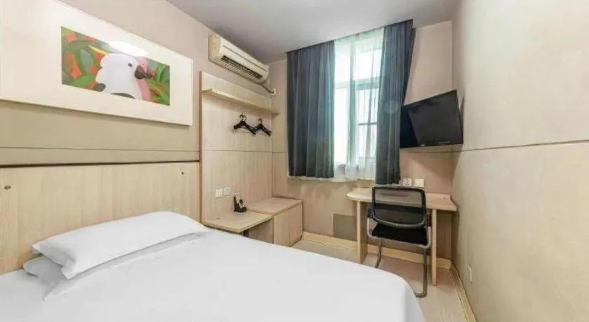 Bed in Jinjiang Inn Zhenjiang Jiangsu University Suning Plaza