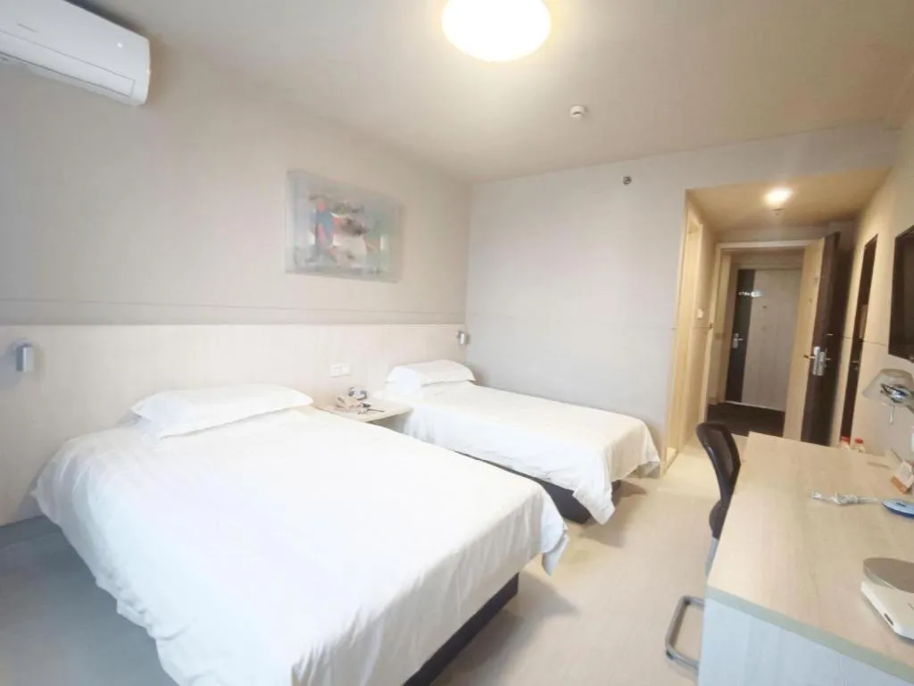 Bed in Jinjiang Inn Zhenjiang Jiangsu University Suning Plaza