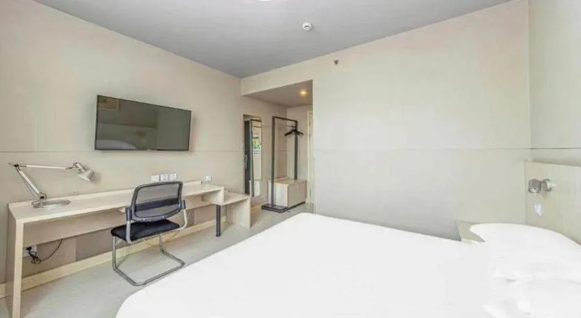 Bed in Jinjiang Inn Zhenjiang Jiangsu University Suning Plaza