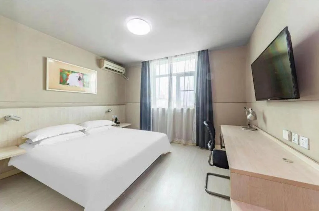 Bed in Jinjiang Inn Zhenjiang Jiangsu University Suning Plaza