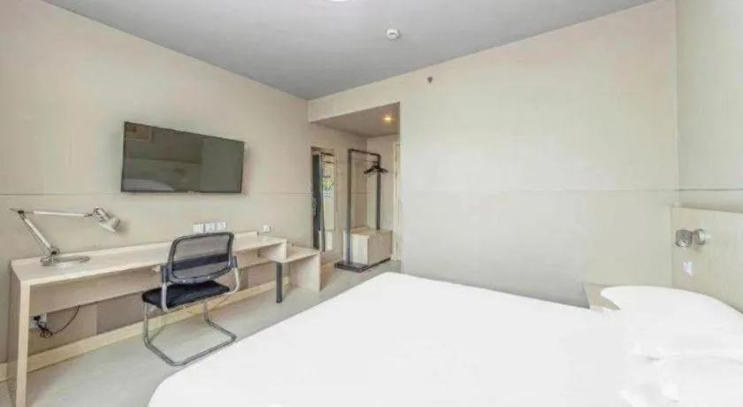 Bed in Jinjiang Inn Zhenjiang Jiangsu University Suning Plaza