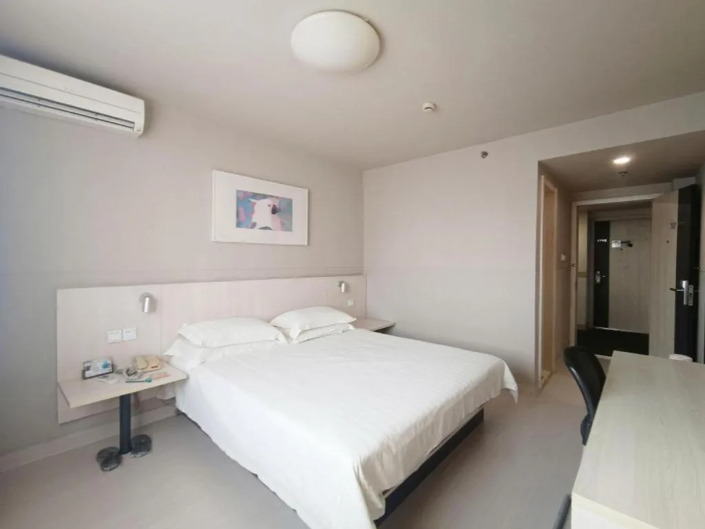 Bed in Jinjiang Inn Zhenjiang Jiangsu University Suning Plaza
