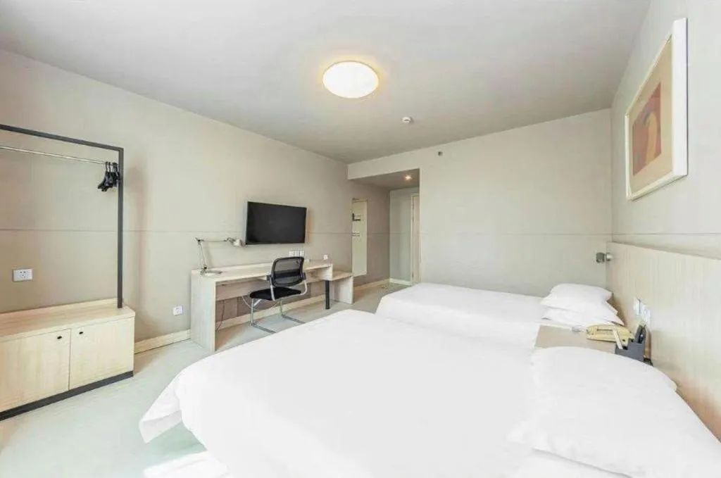 Bed in Jinjiang Inn Zhenjiang Jiangsu University Suning Plaza