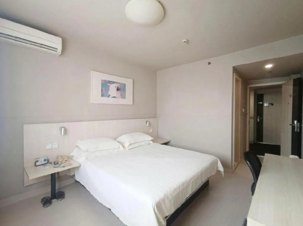 Bed in Jinjiang Inn Zhenjiang Jiangsu University Suning Plaza