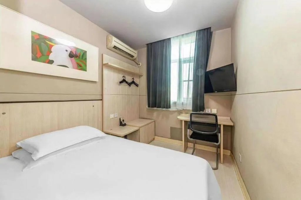 Bed in Jinjiang Inn Zhenjiang Jiangsu University Suning Plaza