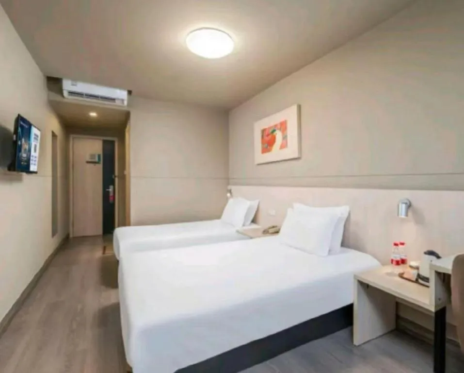 Bed in Jinjiang Inn Zhenjiang Jiangsu University Suning Plaza