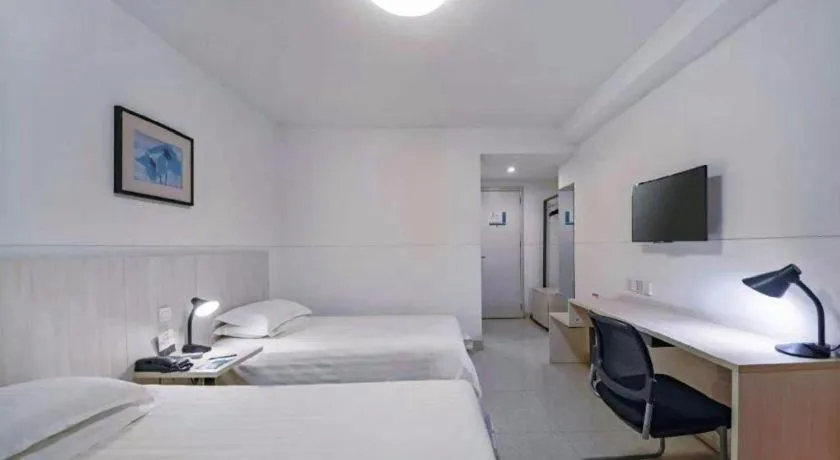 Bed in Jinjiang Inn Zhenjiang Jiangsu University Suning Plaza