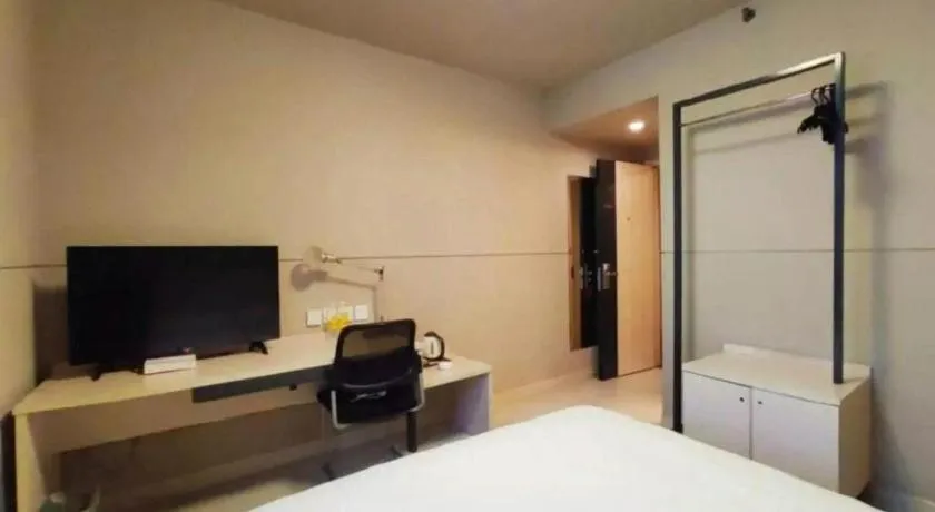 Bed in Jinjiang Inn Zhenjiang Jiangsu University Suning Plaza