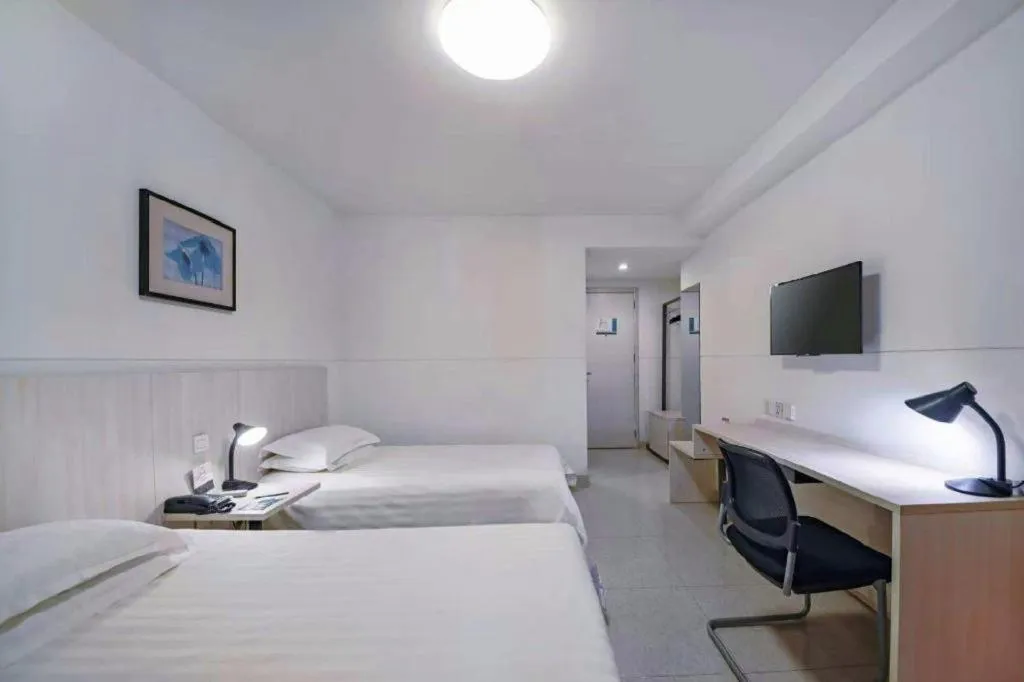 Bed in Jinjiang Inn Zhenjiang Jiangsu University Suning Plaza
