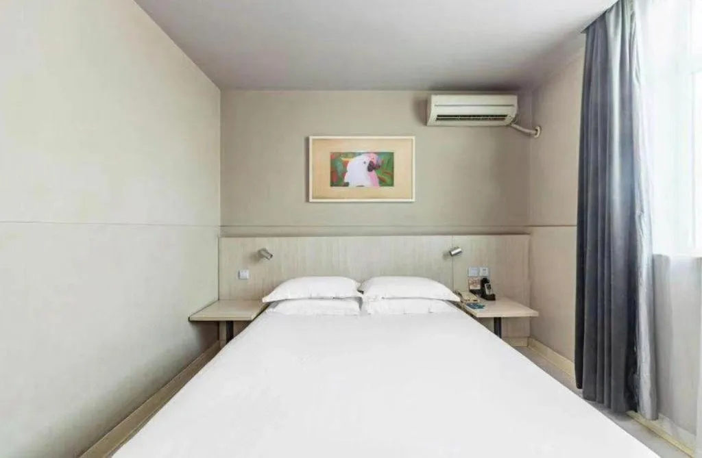 Bed in Jinjiang Inn Zhenjiang Jiangsu University Suning Plaza