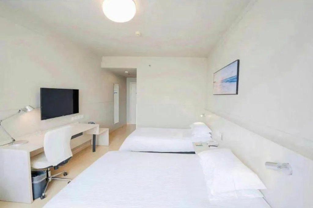 Bed in Jinjiang Inn Zhenjiang Jiangsu University Suning Plaza