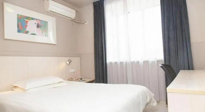 Bed in Jinjiang Inn Zhenjiang Jiangsu University Suning Plaza