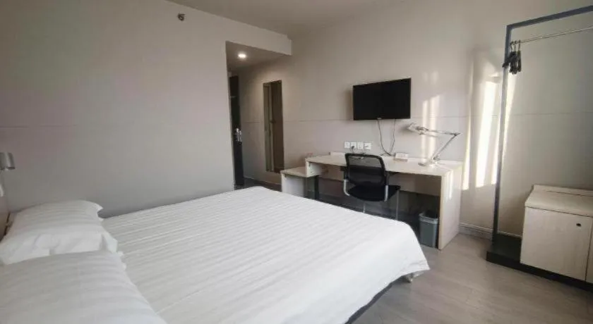 Bed in Jinjiang Inn Zhenjiang Jiangsu University Suning Plaza