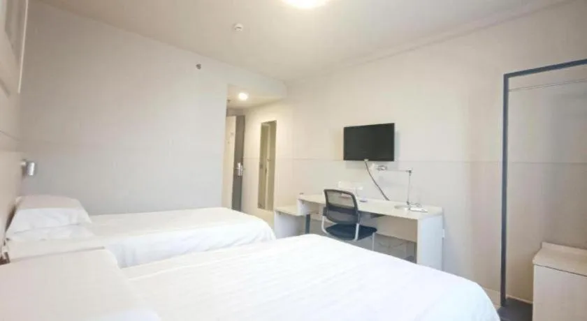 Bed in Jinjiang Inn Zhenjiang Jiangsu University Suning Plaza