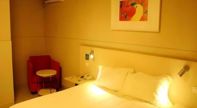 Bed in Jinjiang Inn Zhenjiang Jiangsu University Suning Plaza