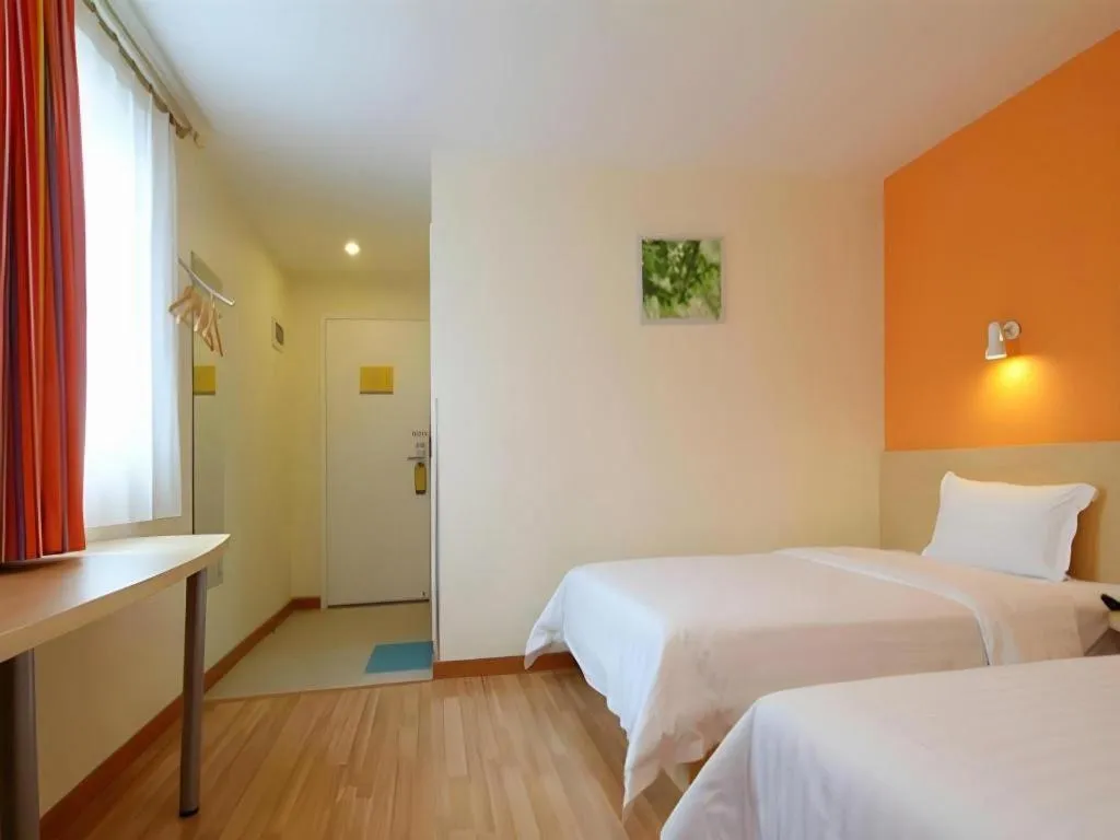 Bed in 7 Days Inn Guangzhou Zoo Huanghuagang Metro Station