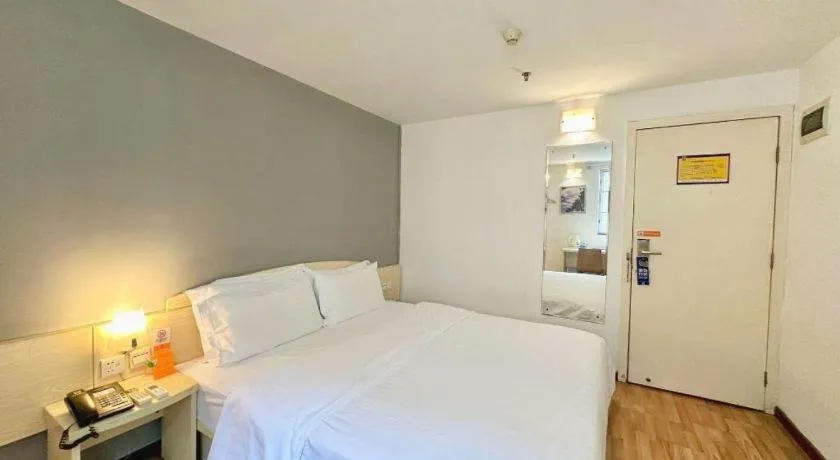 Bed in 7 Days Inn Guangzhou Zoo Huanghuagang Metro Station