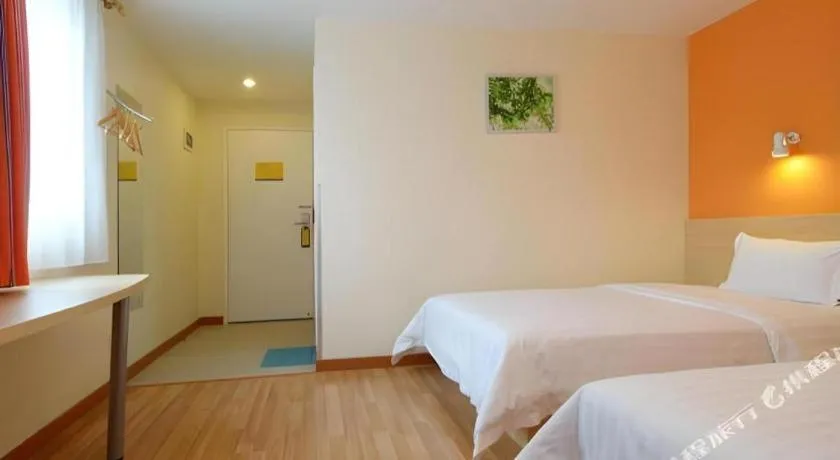 Bed in 7 Days Inn Guangzhou Zoo Huanghuagang Metro Station