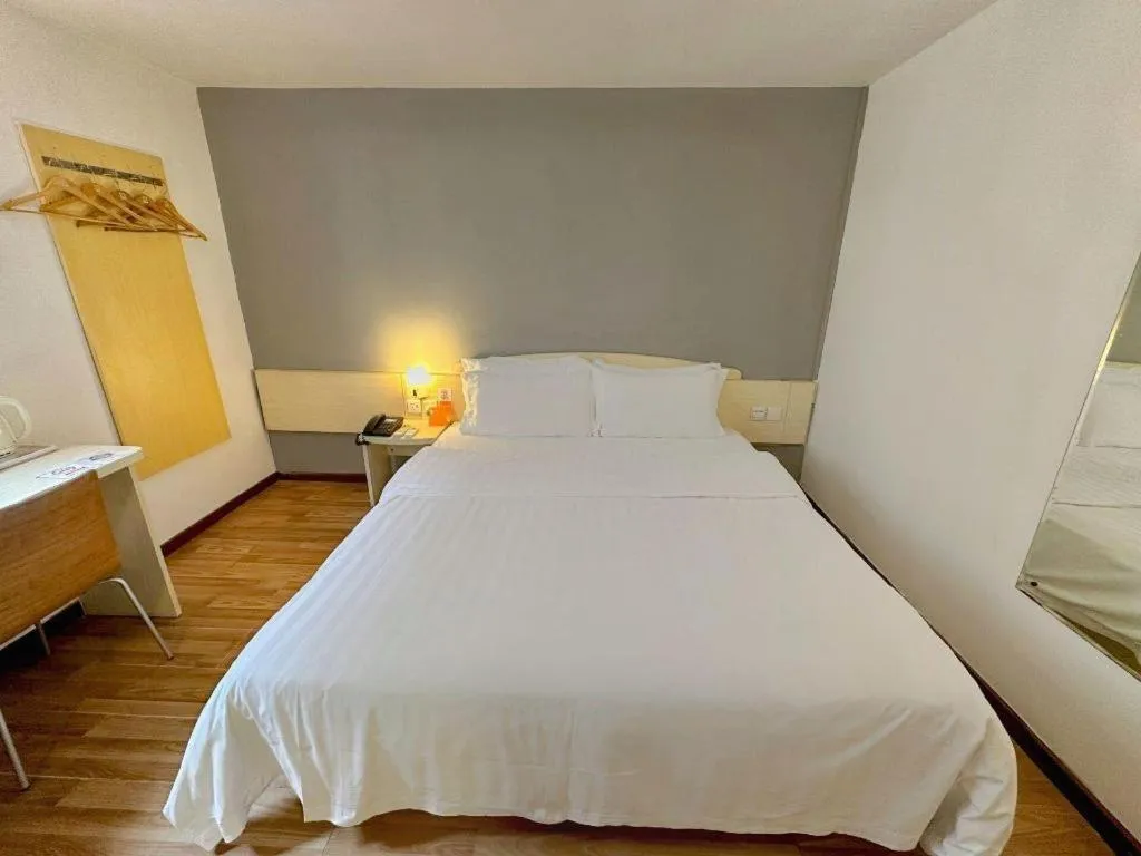 Bed in 7 Days Inn Guangzhou Zoo Huanghuagang Metro Station