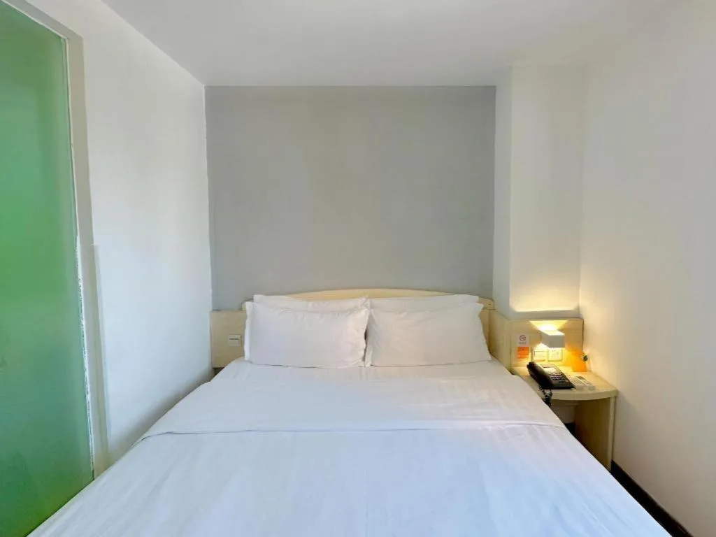 Bed in 7 Days Inn Guangzhou Zoo Huanghuagang Metro Station