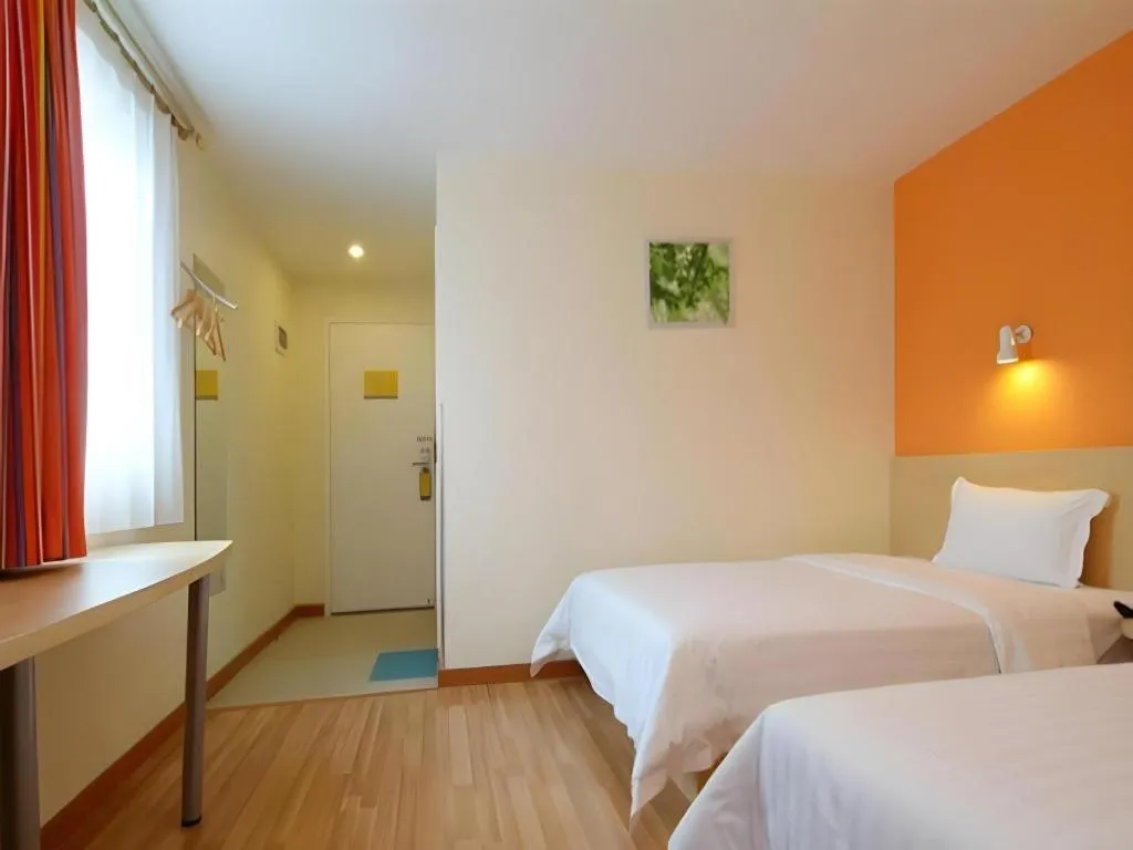 Bed in 7 Days Inn Guangzhou Zoo Huanghuagang Metro Station