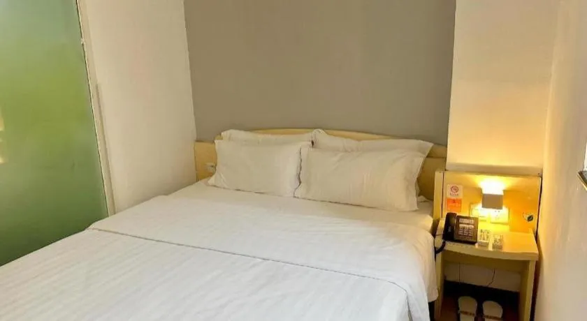 Bed in 7 Days Inn Guangzhou Zoo Huanghuagang Metro Station