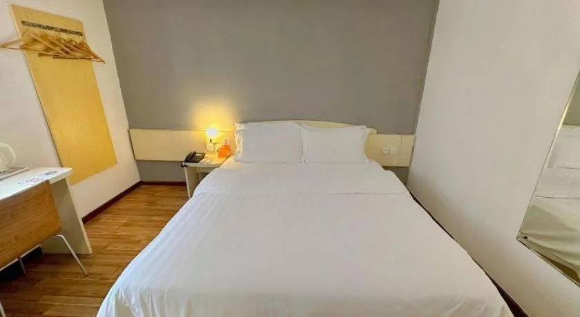 Bed in 7 Days Inn Guangzhou Zoo Huanghuagang Metro Station