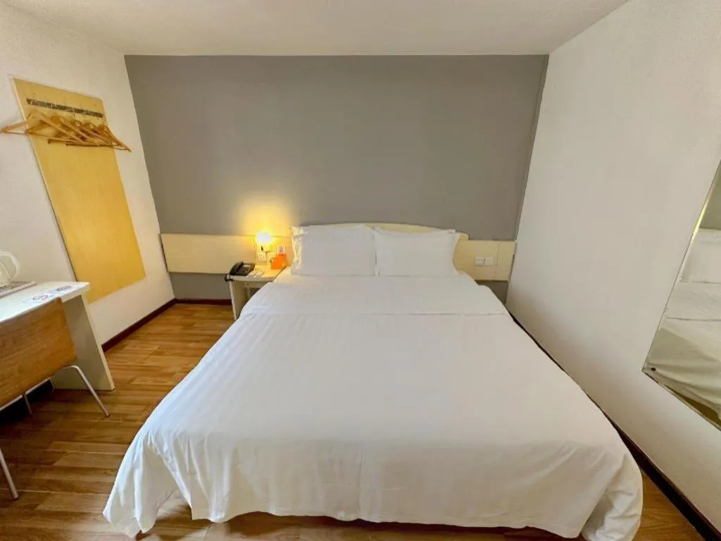 Bed in 7 Days Inn Guangzhou Zoo Huanghuagang Metro Station