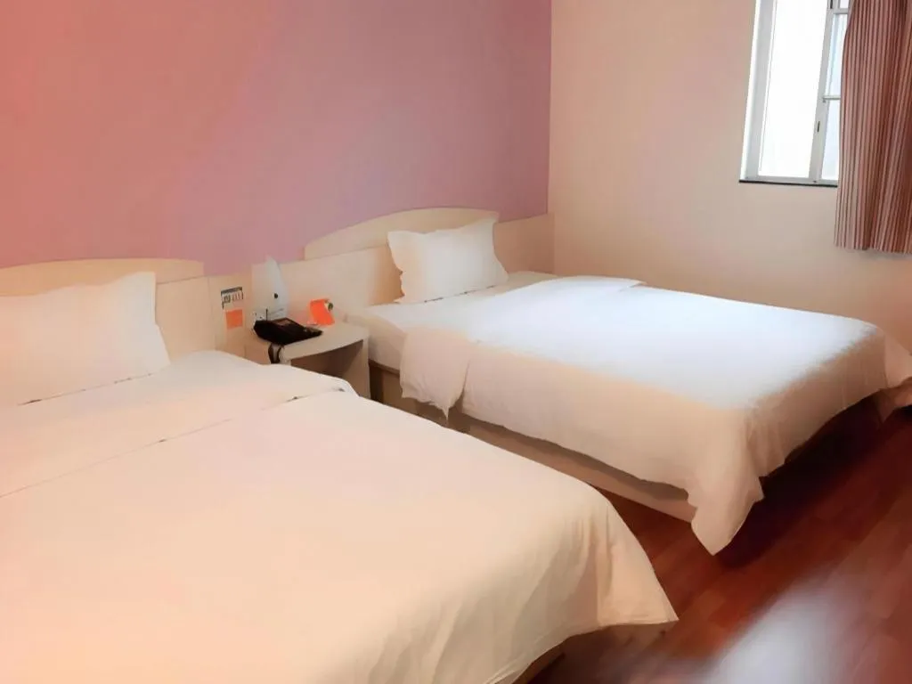 Bed in 7 Days Inn Guangzhou Zoo Huanghuagang Metro Station