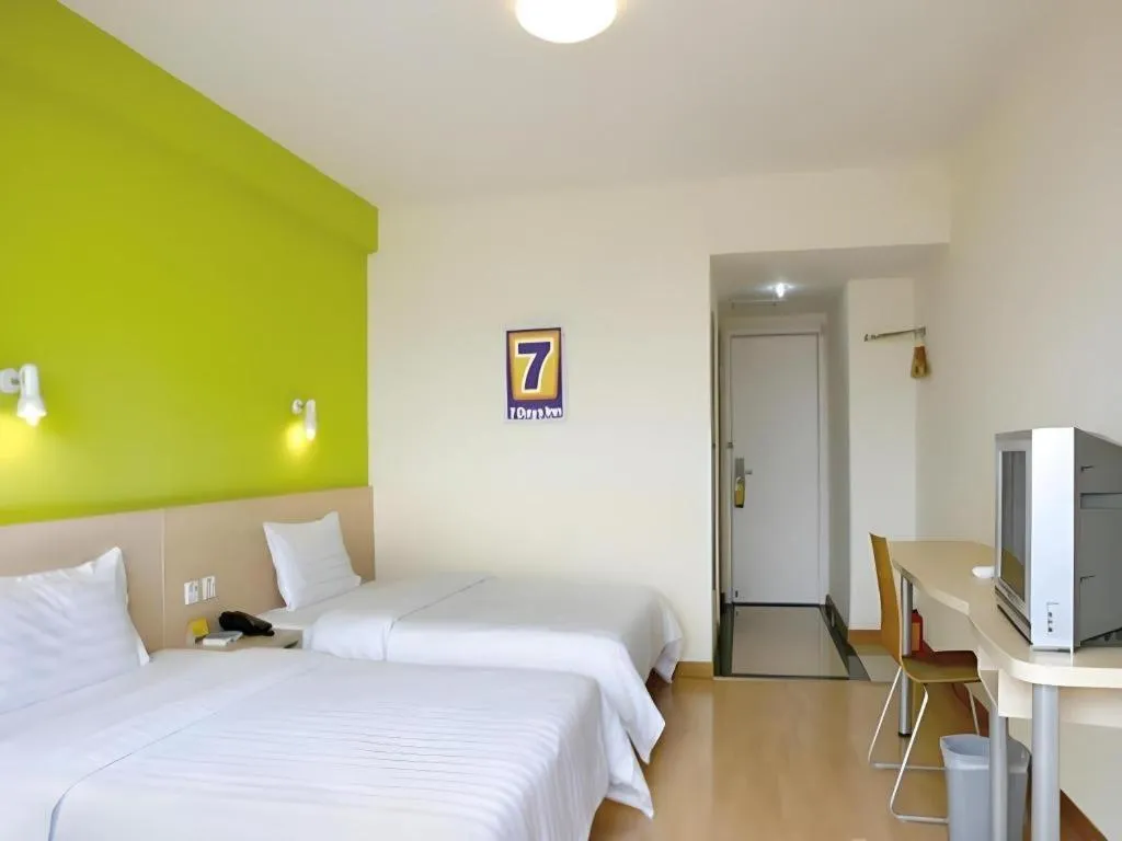 Bed in 7 Days Inn Guangzhou Zoo Huanghuagang Metro Station