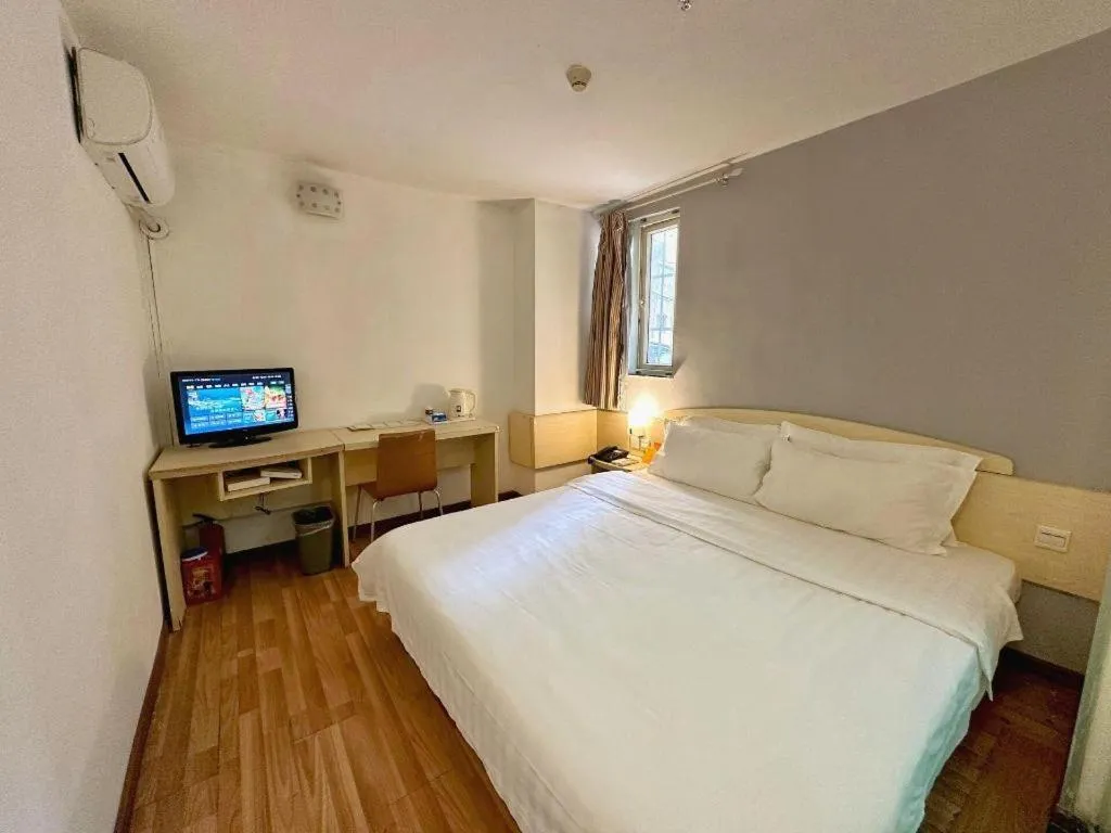 Bed in 7 Days Inn Guangzhou Zoo Huanghuagang Metro Station