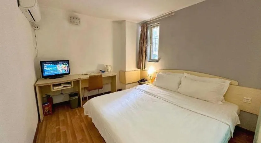 Bed in 7 Days Inn Guangzhou Zoo Huanghuagang Metro Station