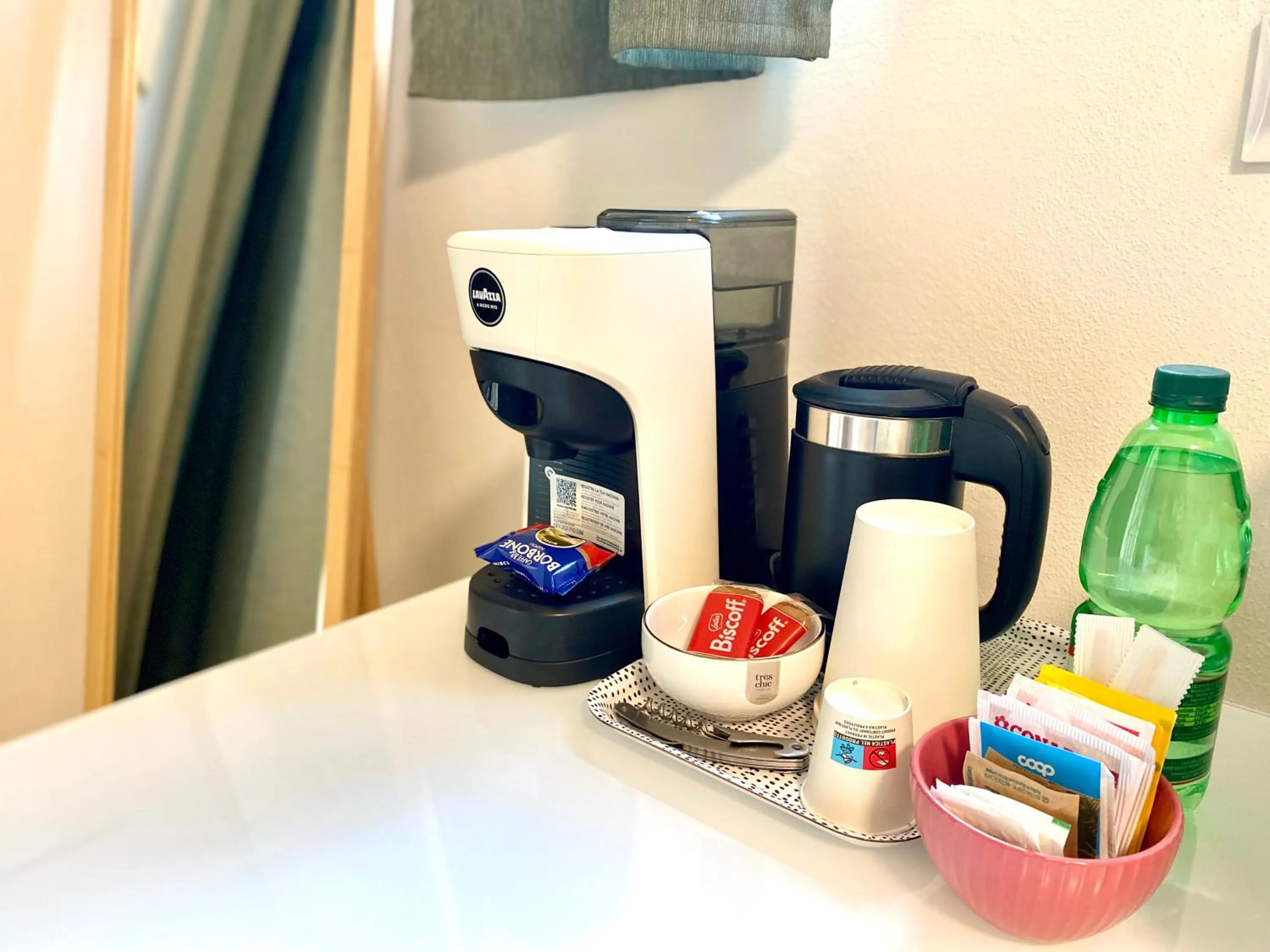 Coffee/tea facilities in The Green Gate - Airport Guest House