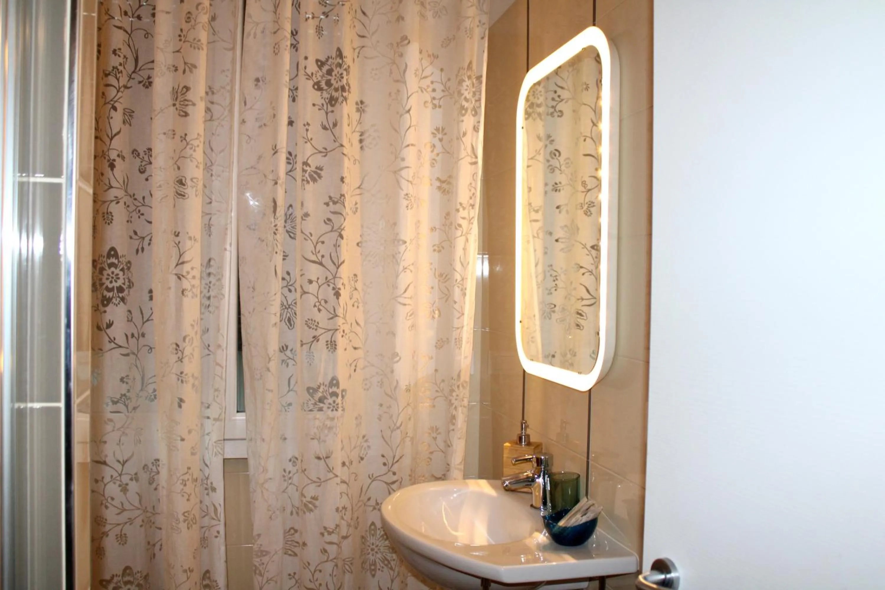 The Green Gate - Airport Guest House