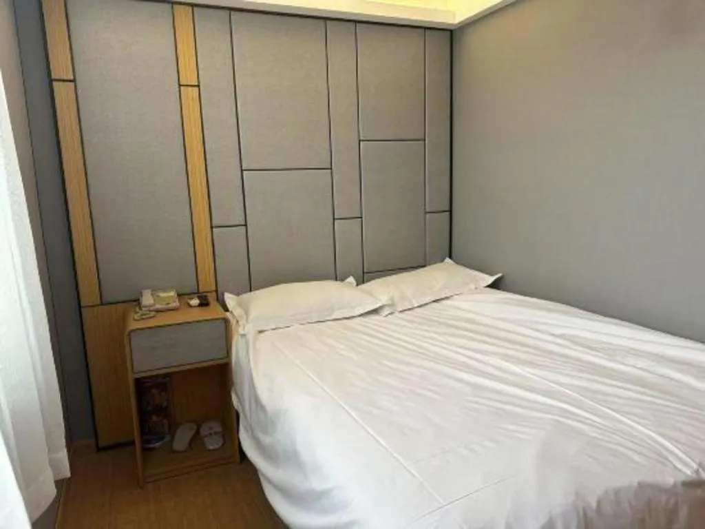 Bed in Greentree Inn Shanghai Middle Xinfu Road Huazhi Road Business Hotel