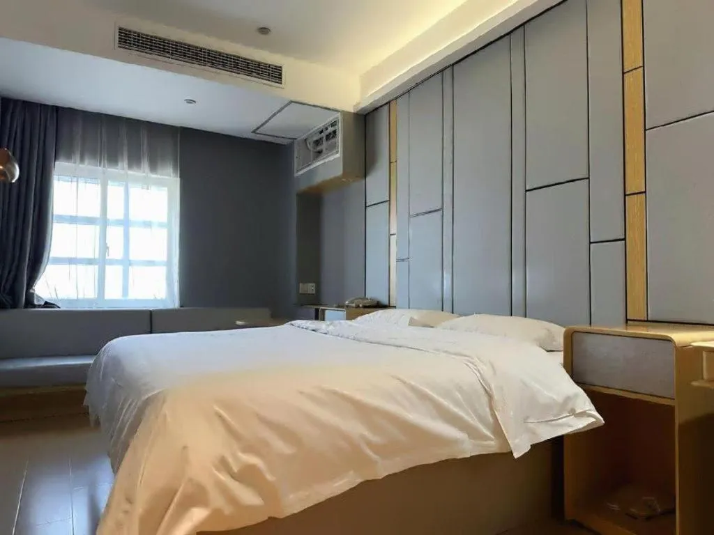 Bed in Greentree Inn Shanghai Middle Xinfu Road Huazhi Road Business Hotel