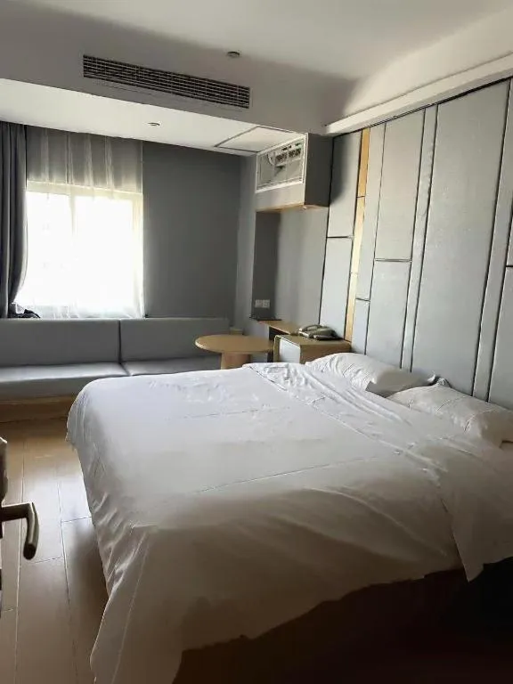 Bed in Greentree Inn Shanghai Middle Xinfu Road Huazhi Road Business Hotel